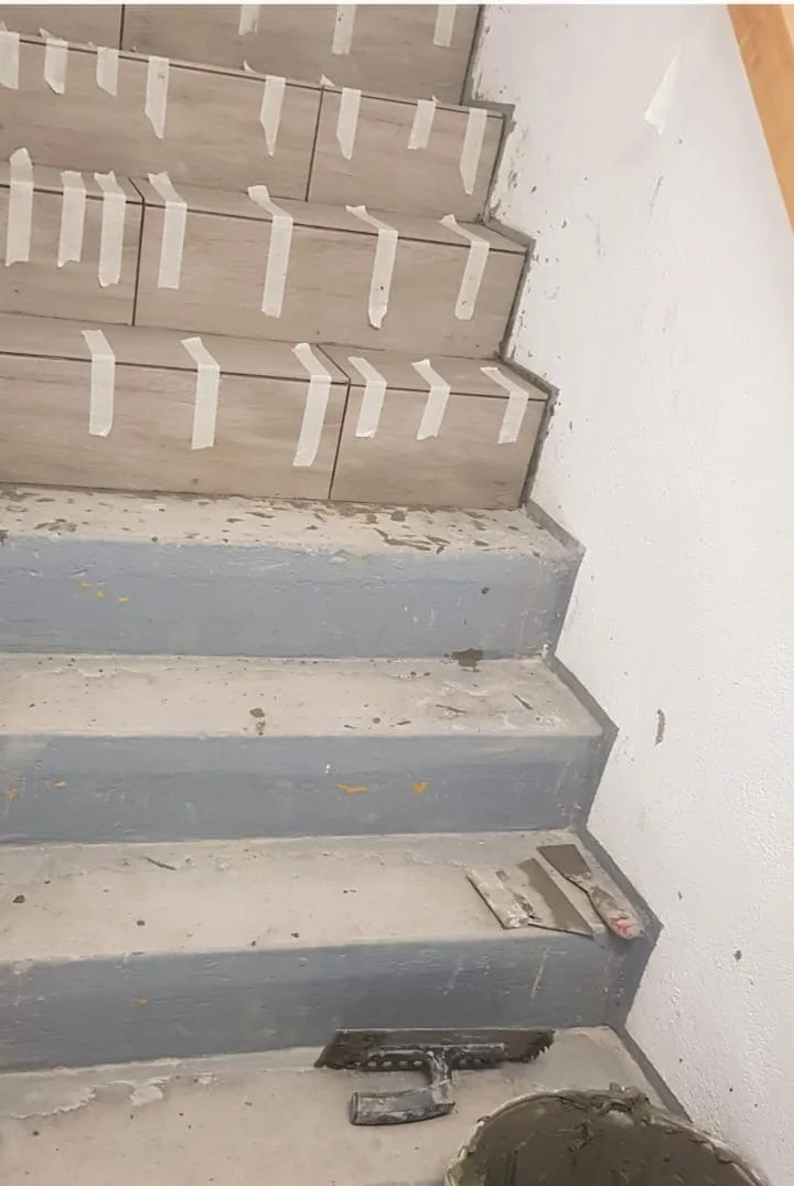 Treppe während der Fliesenarbeiten
