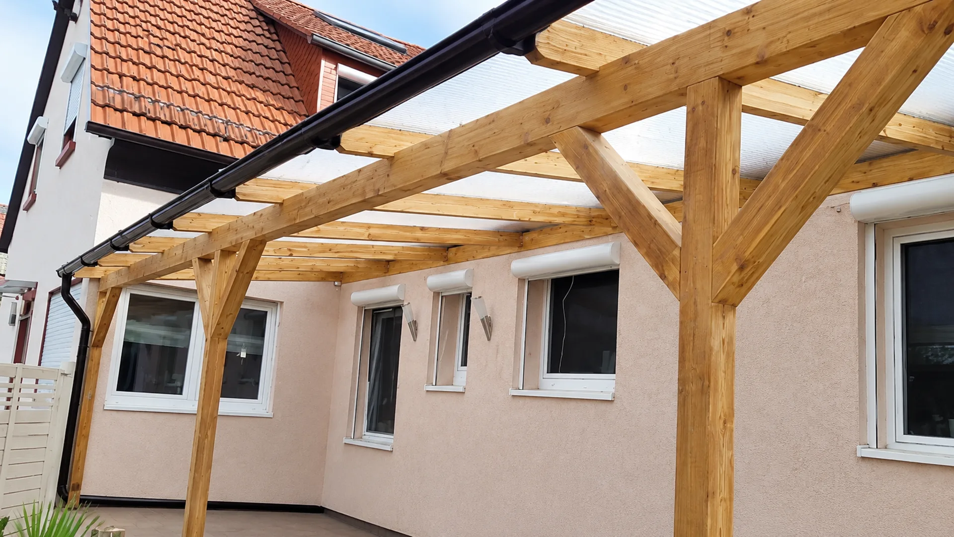 Holzgerüst der Terrassenüberdachung vor Fertigstellung