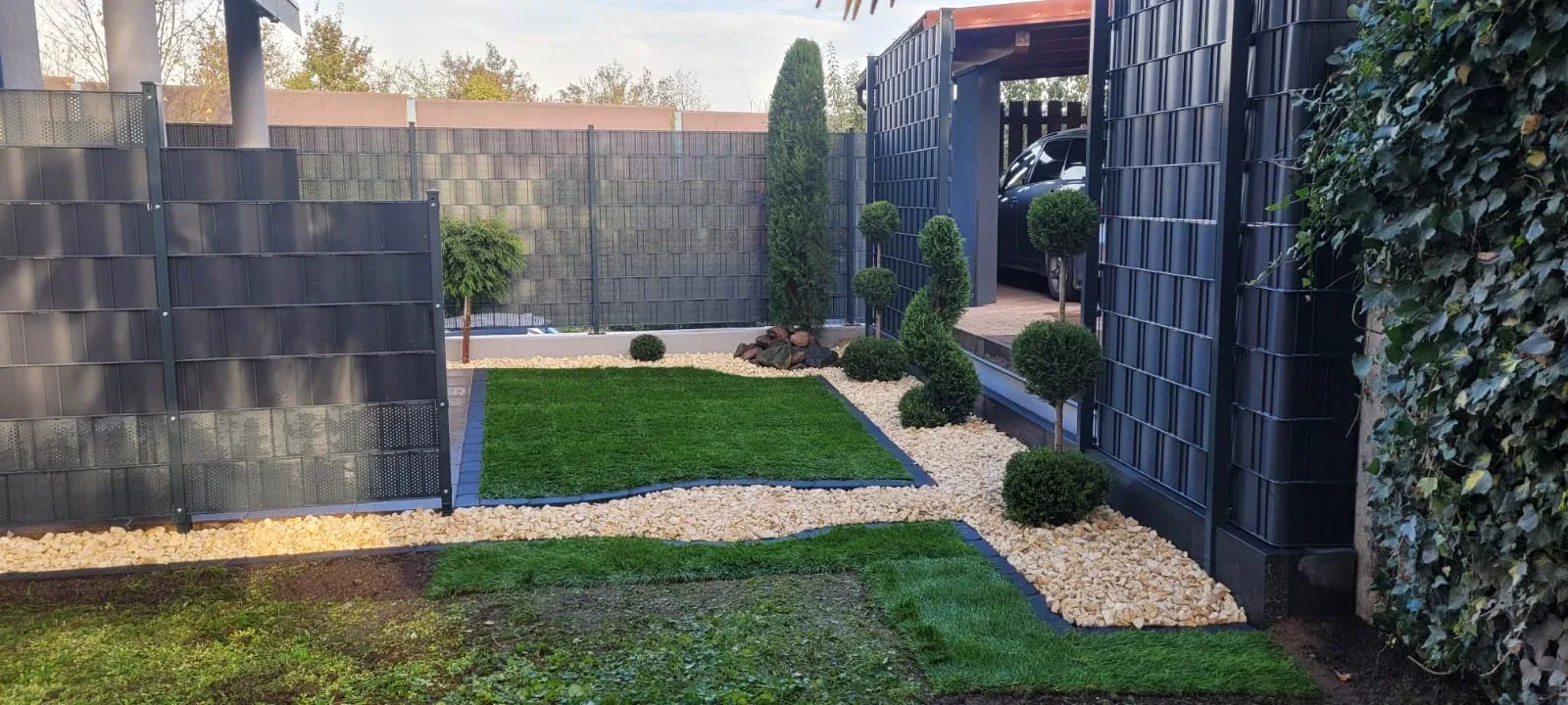 Neu angelegter Garten mit Rasen, Kies und Formgehölzen – Projekt von R.K