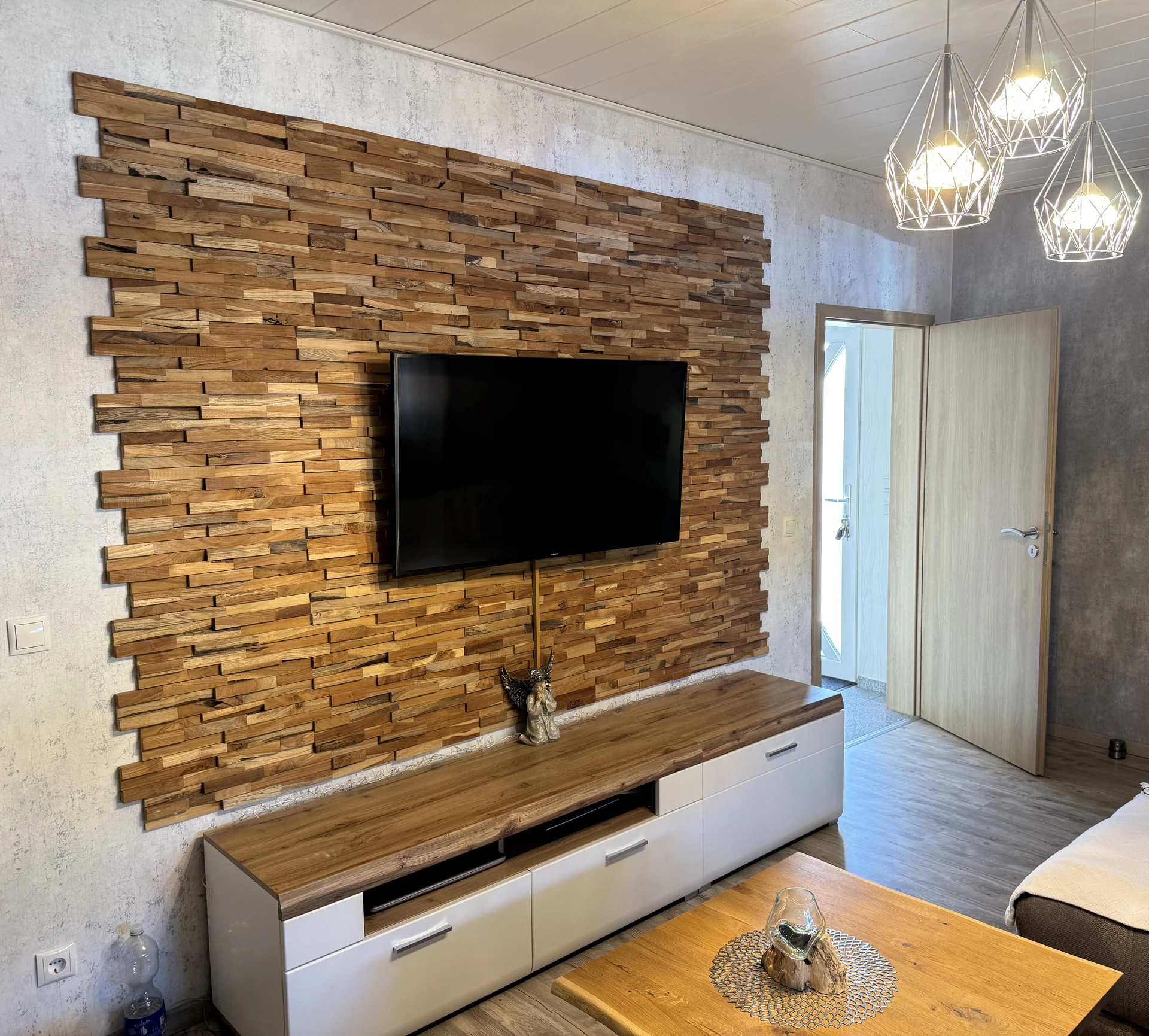 Wand mit Holzlamellen und TV-Fläche nach der Gestaltung